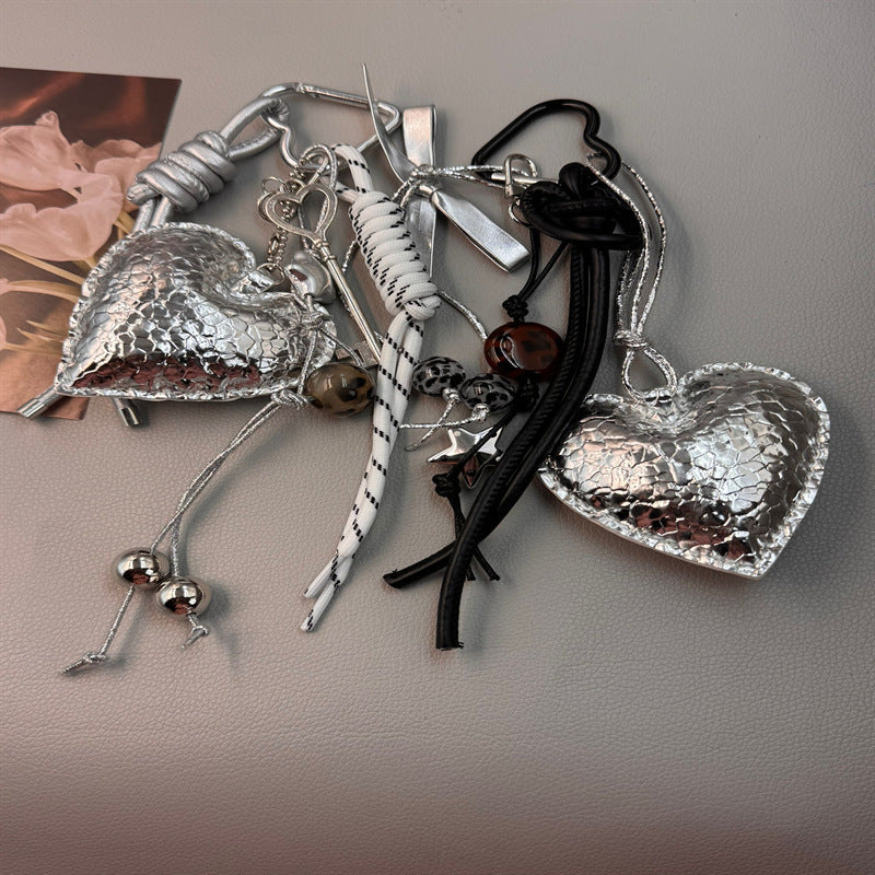 Breloc metalic pentru femei în formă de inimă cu design decorativ 1