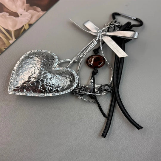 Breloc metalic pentru femei în formă de inimă cu design decorativ 3