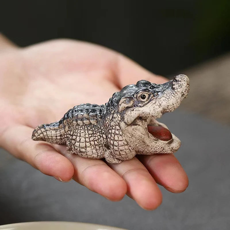 Figurină decorativă crocodil cu design detaliat 2