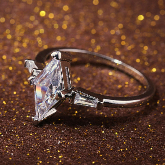 Inel De Logodnă Cu Diamant În Formă De Ochi De Cal