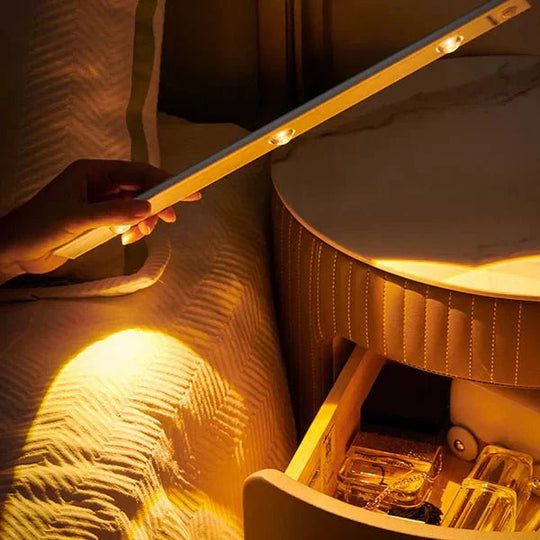 Lampă LED Inteligentă cu Senzor de Mișcare pentru Iluminare Practică 1