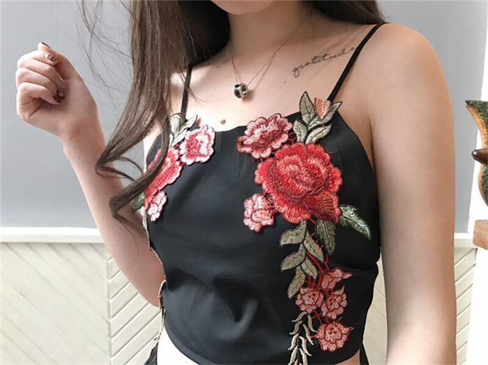 Set Cu Crop Top Brodat Și Șorturi Cu Flori