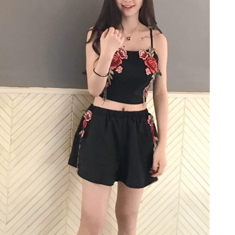 Set Cu Crop Top Brodat Și Șorturi Cu Flori