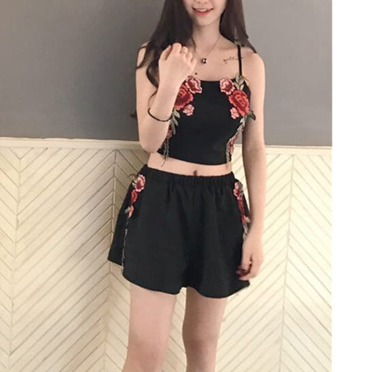 Set Cu Crop Top Brodat Și Șorturi Cu Flori