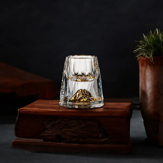 Set 2 Pahare de Cristal Lucrate Manual cu Detalii Aurii pentru Whisky 5